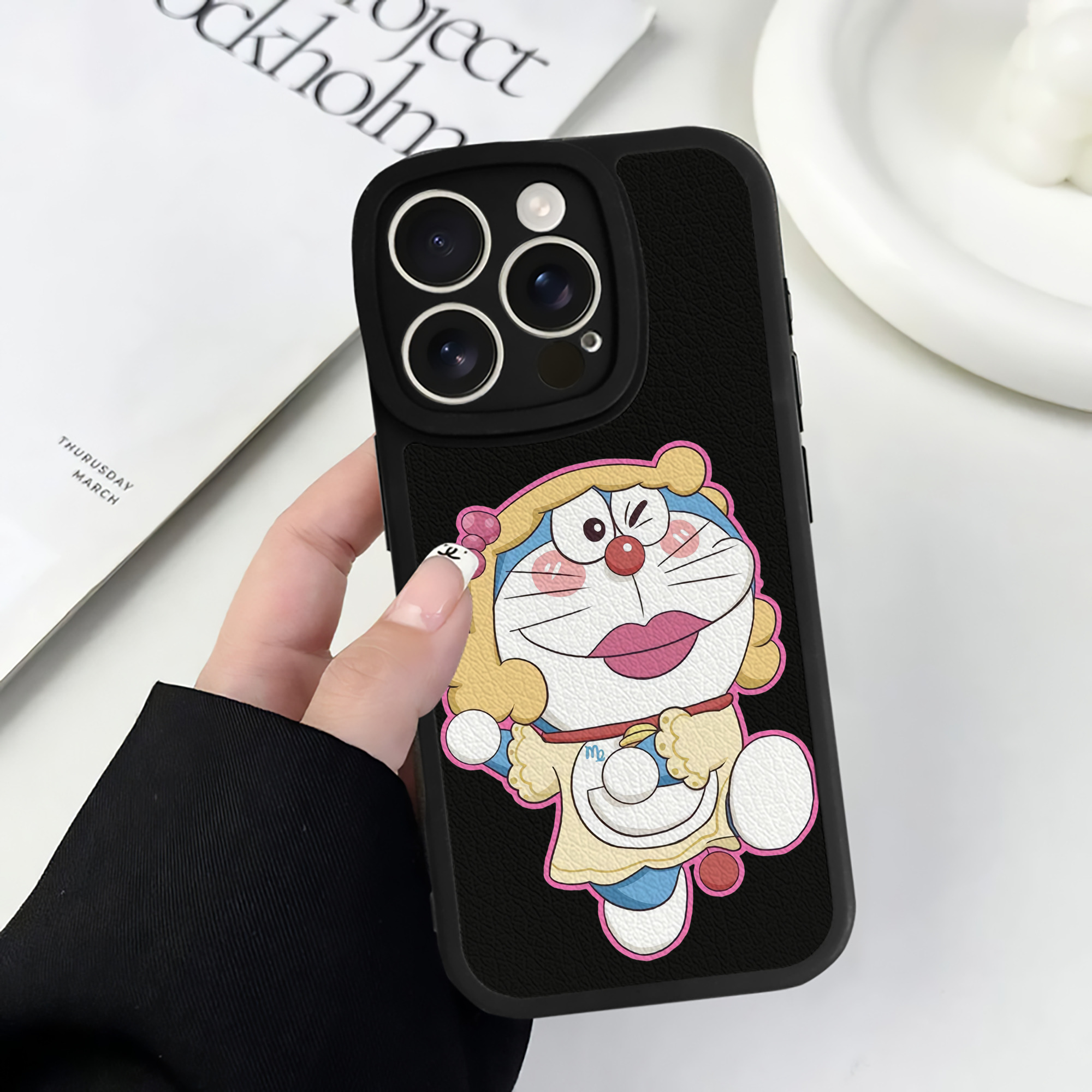 （画像用） ドラえもん Doraemon 【iPhone 16シリーズ対応】シリコンスマホケース（レザー調） 材質：シリコン
